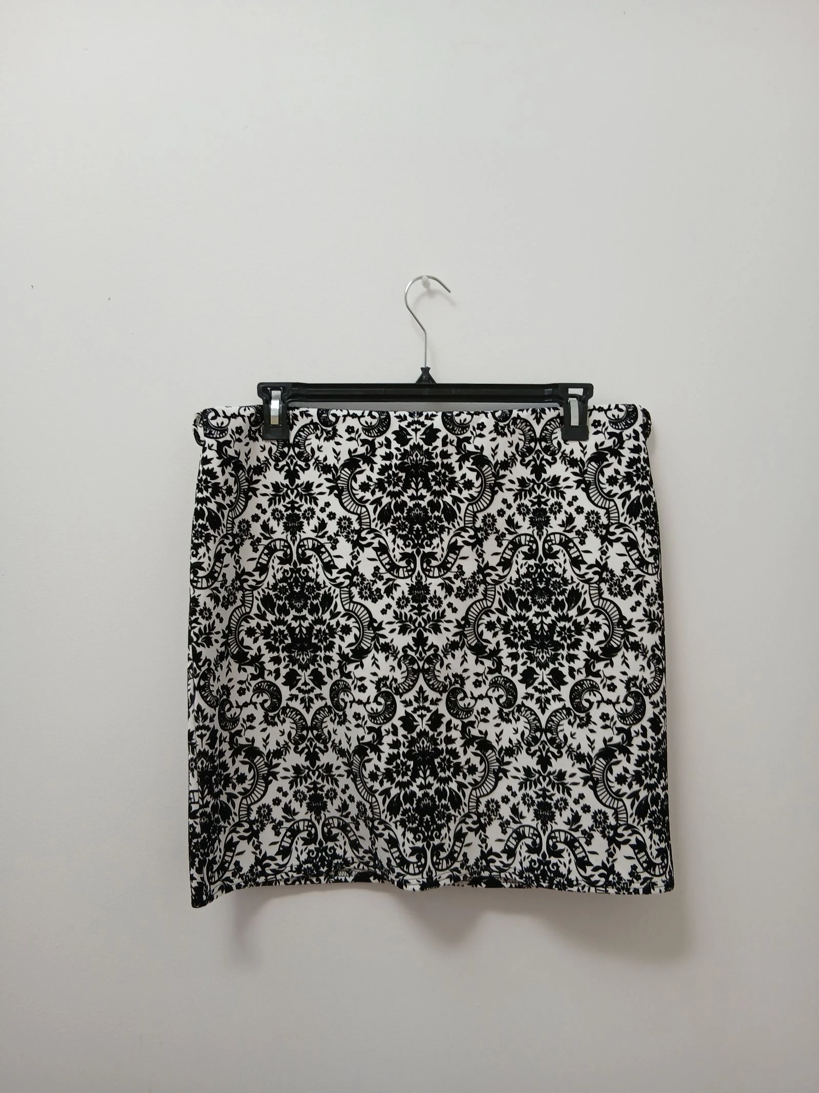 Magnifique jupe blanche à motifs velours noires taille 48 Yessica C&A